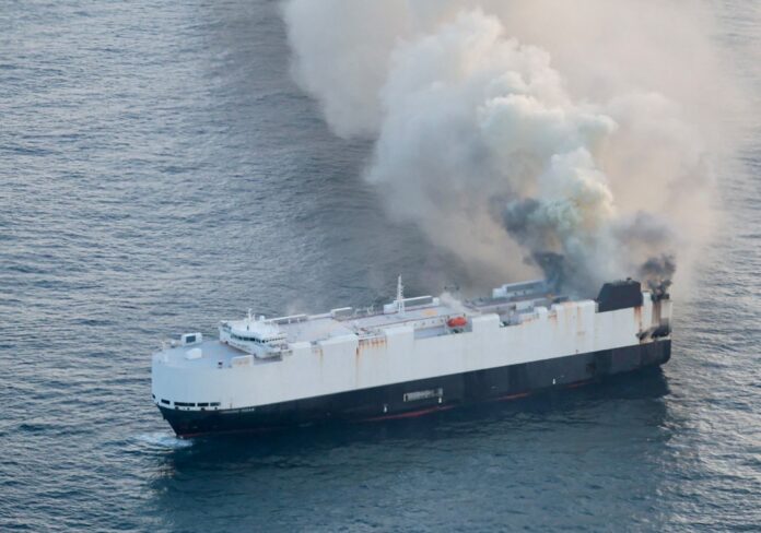 navio-com-3-mil-carros-queima-ha-uma-semana-e-chances-de-fogo-ser-apagado-sao-muito-baixas navio-com-3-mil-carros-queima-ha-uma-semana-e-chances-de-fogo-ser-apagado-sao-muito-baixas