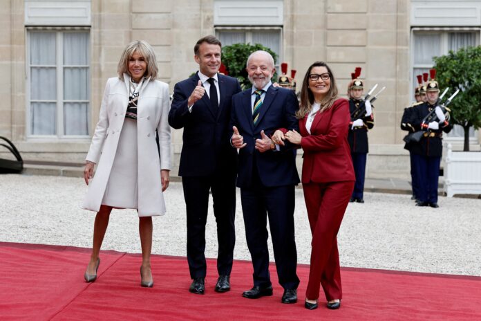 e-#fake-que-video-mostre-macron-e-janja-se-cumprimentando-com-selinho-em-paris e-#fake-que-video-mostre-macron-e-janja-se-cumprimentando-com-selinho-em-paris