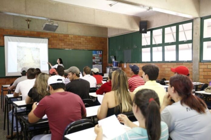 7-em-cada-10-que-cursaram-faculdade-no-brasil-vieram-da-rede-publica,-mostra-ibge 7-em-cada-10-que-cursaram-faculdade-no-brasil-vieram-da-rede-publica,-mostra-ibge