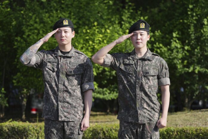 centenas-de-fas-se-reunem-para-ver-membros-do-bts-serem-dispensados-do-servico-militar centenas-de-fas-se-reunem-para-ver-membros-do-bts-serem-dispensados-do-servico-militar
