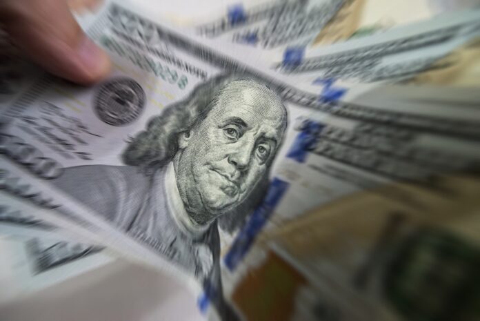 bolsa-fecha-em-queda,-com-aversao-ao-risco-apos-ataques-entre-israel-e-ira