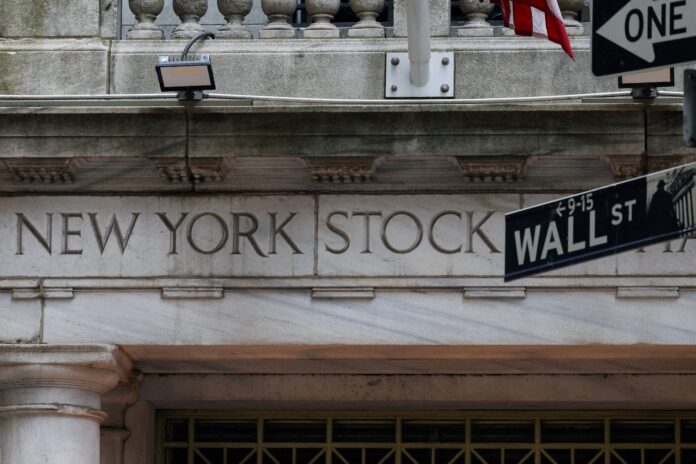 bolsas-de-nova-york-ficam-no-vermelho-apos-ataques-entre-israel-e-ira;-petroleiras-disparam bolsas-de-nova-york-ficam-no-vermelho-apos-ataques-entre-israel-e-ira;-petroleiras-disparam