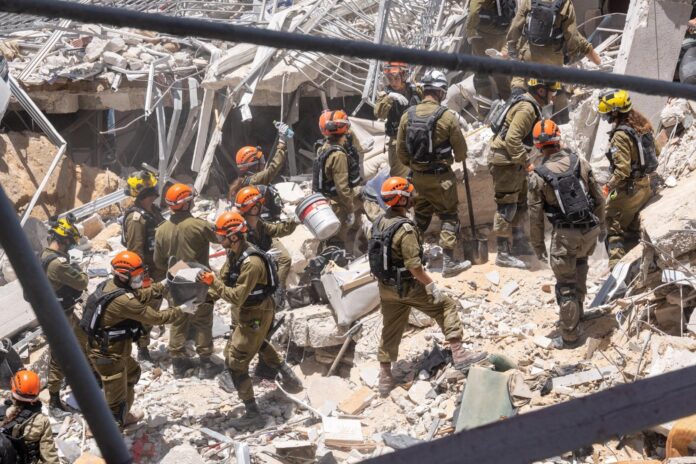 ira-e-israel-buscam-sobreviventes-nos-escombros-de-bombardeios-em-teera-e-tel-aviv;-veja-imagens ira-e-israel-buscam-sobreviventes-nos-escombros-de-bombardeios-em-teera-e-tel-aviv;-veja-imagens