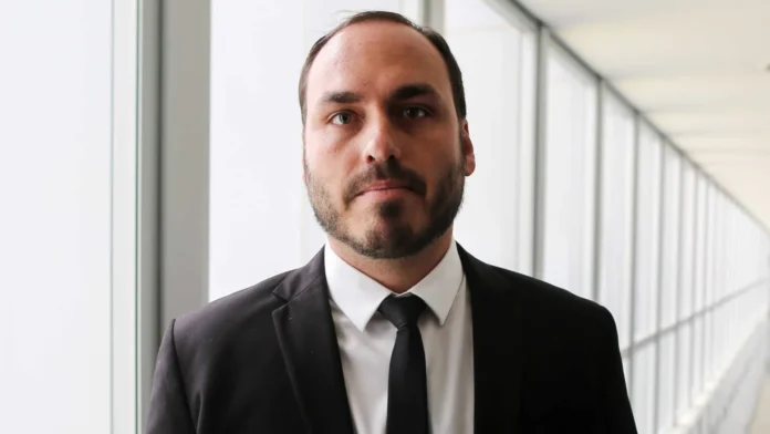 bolsonaro-pretende-lancar-carlos-a-senador-por-santa-catarina
