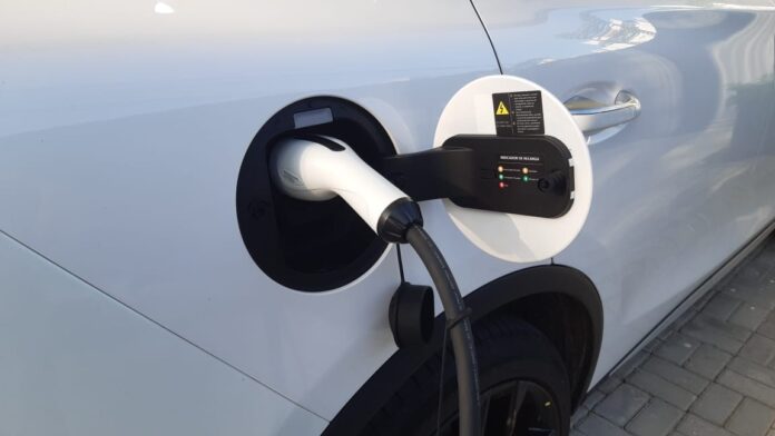 carro-eletrico-pode-ser-carregado-no-poste?-especialistas-alertam-para-os-perigos-dessa-pratica carro-eletrico-pode-ser-carregado-no-poste?-especialistas-alertam-para-os-perigos-dessa-pratica