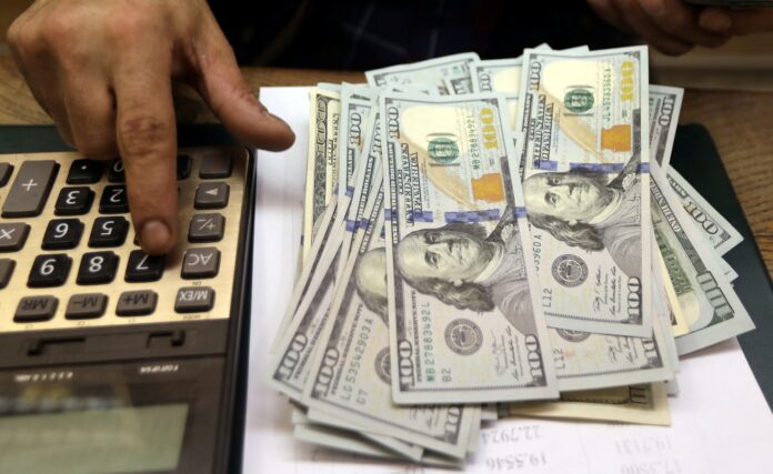dolar-opera-em-queda,-sob-impacto-de-conflito-israel-ira-e-com-foco-na-‘superquarta’
