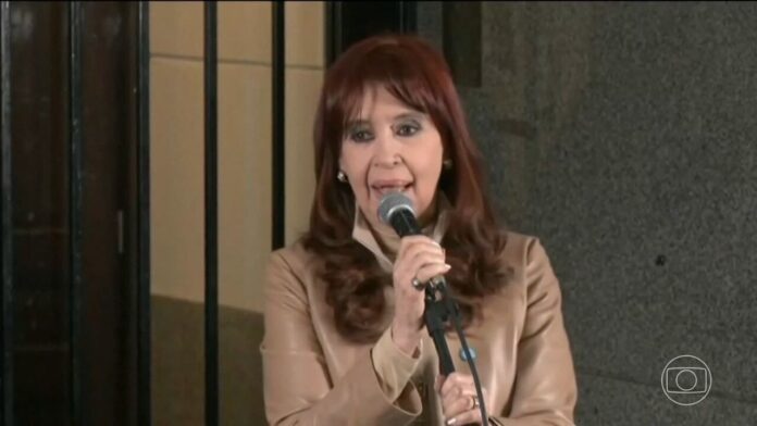 cristina-kirchner-comeca-a-cumprir-pena-em-prisao-domiciliar-e-usara-tornozeleira-eletronica cristina-kirchner-comeca-a-cumprir-pena-em-prisao-domiciliar-e-usara-tornozeleira-eletronica