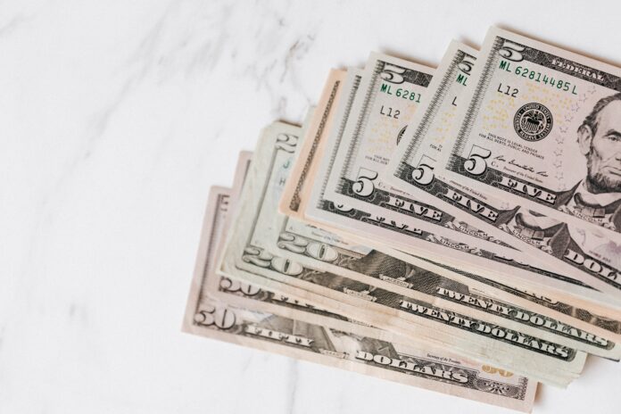 dolar-opera-em-queda,-em-dia-de-‘superquarta’-e-apos-trump-subir-tom-contra-o-ira