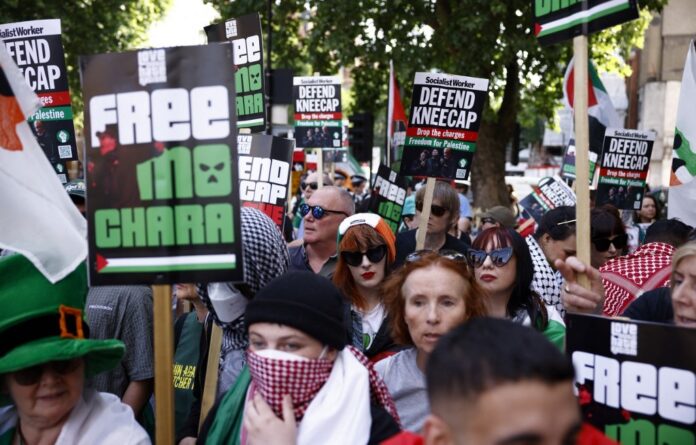 banda-irlandesa-e-acusada-de-terrorismo-e-recebe-apoio-de-fas-na-frente-de-tribunal banda-irlandesa-e-acusada-de-terrorismo-e-recebe-apoio-de-fas-na-frente-de-tribunal