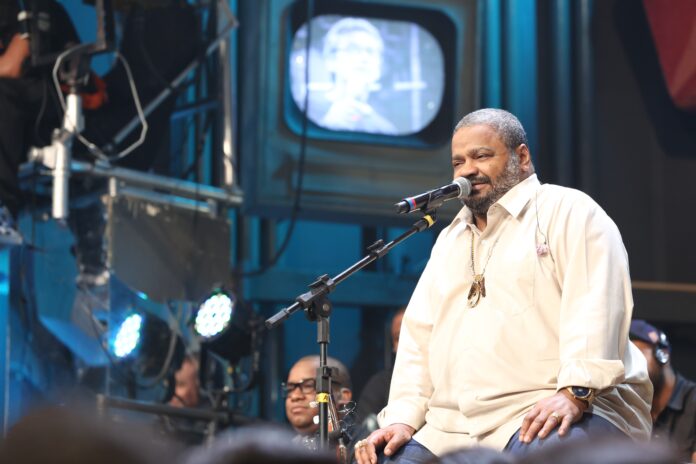 arlindo-cruz-tem-alta-medica-apos-50-dias-internado;-biografia-sera-lancada-na-bienal-do-livro arlindo-cruz-tem-alta-medica-apos-50-dias-internado;-biografia-sera-lancada-na-bienal-do-livro