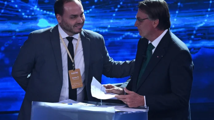 bolsonaro-e-carlos,-seu-filho-’03’,-chefiaram-‘abin-paralela’,-aponta-pf