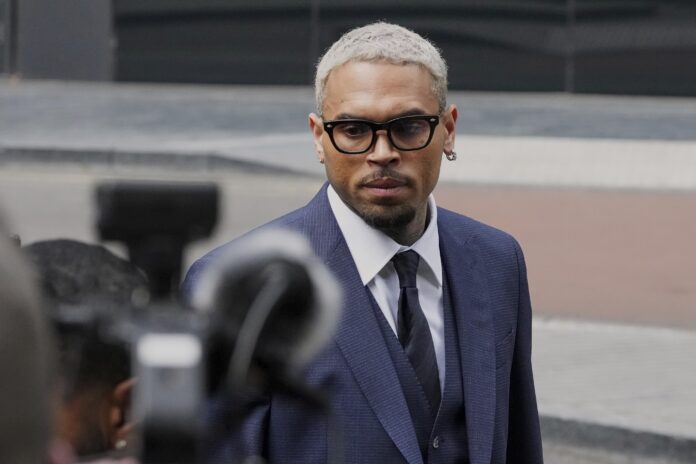 chris-brown-se-declara-inocente-em-caso-de-agressao-no-reino-unido chris-brown-se-declara-inocente-em-caso-de-agressao-no-reino-unido