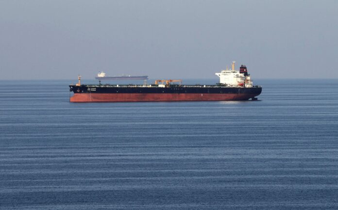 preco-do-petroleo-sobe-diante-do-risco-de-bloqueio-do-estreito-de-ormuz-pelo-ira