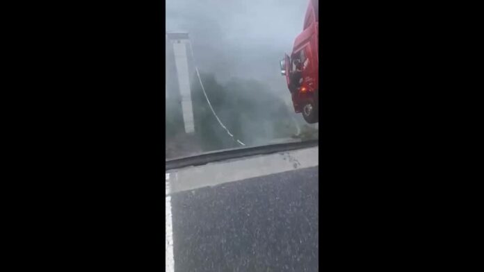 caminhao-fica-pendurado-a-beira-de-rodovia-na-china-apos-ponte-desabar;-video caminhao-fica-pendurado-a-beira-de-rodovia-na-china-apos-ponte-desabar;-video