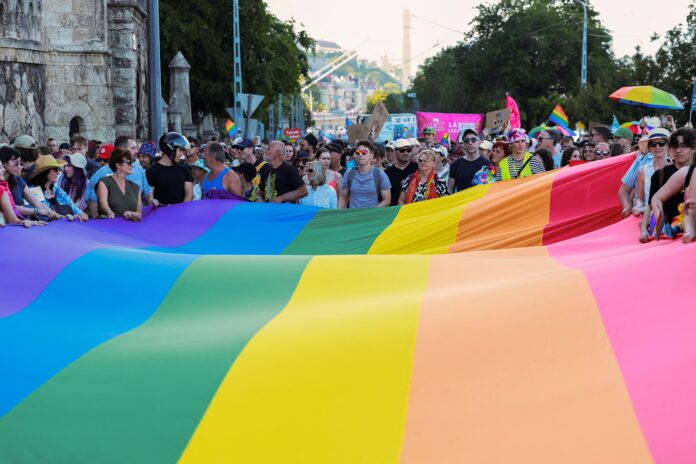 milhares-marcham-por-direitos-lgbt+-na-hungria-mesmo-depois-de-proibicao milhares-marcham-por-direitos-lgbt+-na-hungria-mesmo-depois-de-proibicao