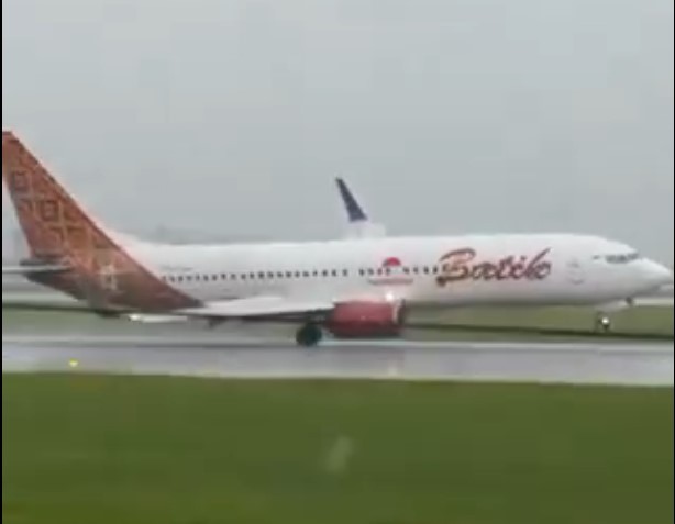 vento-forte-faz-aviao-pousar-‘torto’-na-indonesia;-video vento-forte-faz-aviao-pousar-‘torto’-na-indonesia;-video