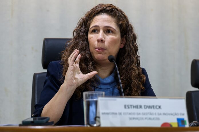 cnu-2025:-governo-anuncia-que-mulheres-terao-no-minimo-50%-das-vagas-na-2a-fase