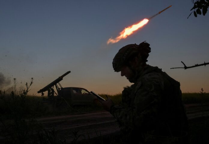 eua-pausam-envio-de-armamentos-a-ucrania;-russia-comemora,-e-kiev-se-preocupa eua-pausam-envio-de-armamentos-a-ucrania;-russia-comemora,-e-kiev-se-preocupa