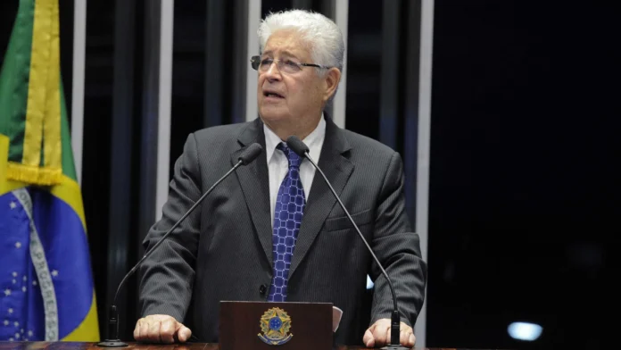 critico-do-pt,-roberto-requiao-ira-filiar-se-ao-pdt-neste-mes