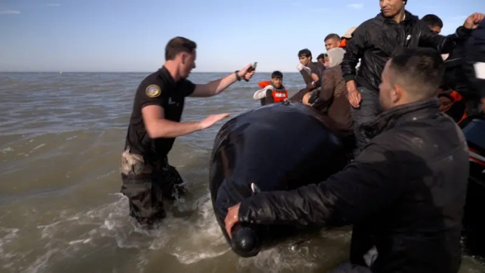 policia-francesa-fura-bote-com-imigrantes-que-tentavam-chegar-a-inglaterra policia-francesa-fura-bote-com-imigrantes-que-tentavam-chegar-a-inglaterra