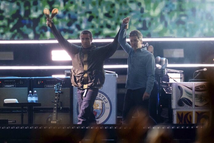 oasis-volta-ao-palco-e-emociona-fas-em-cardiff-com-sucessos,-abraco-e-homenagem-a-diogo-jota oasis-volta-ao-palco-e-emociona-fas-em-cardiff-com-sucessos,-abraco-e-homenagem-a-diogo-jota