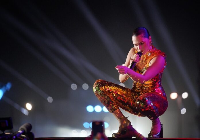 apos-mastectomia,-jessie-j-comemora-resultados-de-exames:-‘cancer-nao-se-espalhou’
