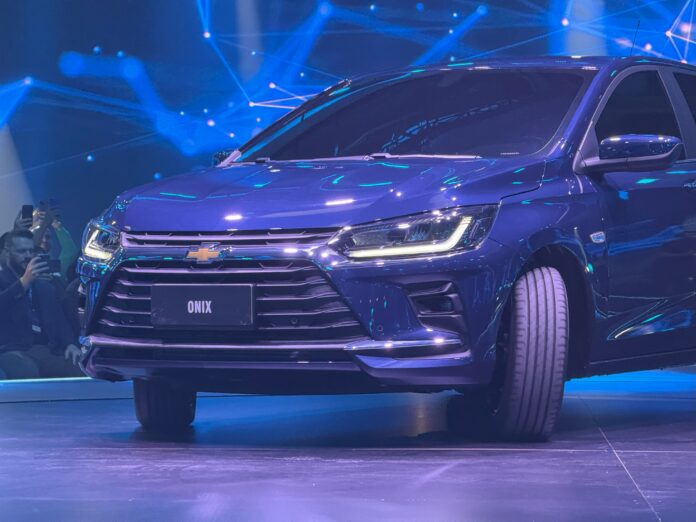 video:-chevrolet-onix-renova-visual-para-frear-queda-nas-vendas;-veja-preco-e-o-que-mudou