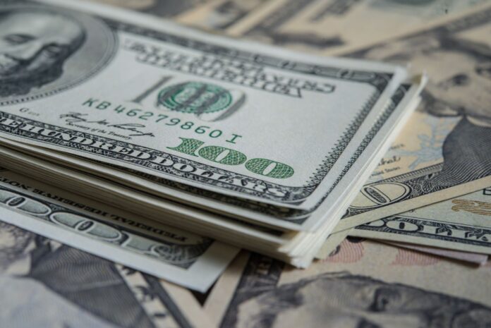 dolar-opera-em-alta-e-vai-a-r$-5,47,-com-tarifas-de-trump-e-ata-do-fed-no-foco;-ibovespa-cai