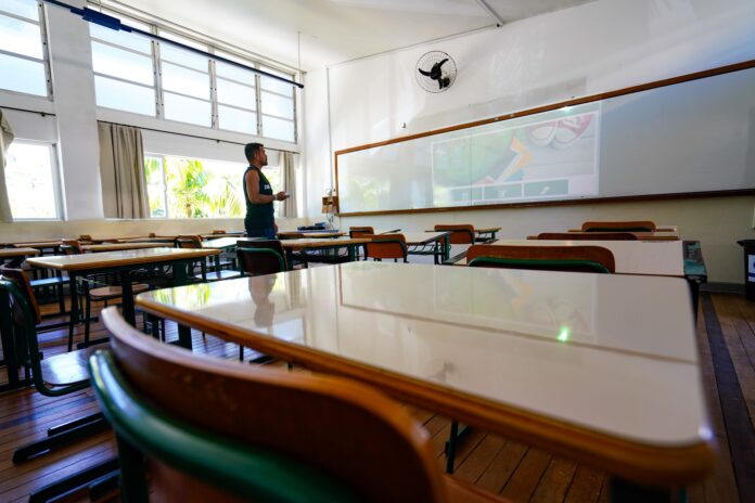 apenas-15%-das-escolas-publicas-brasileiras-tem-psicologos