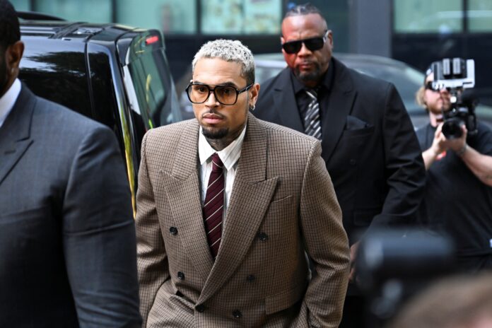 chris-brown-se-declara-inocente-em-mais-duas-acusacoes-no-caso-de-agressao-no-reino-unido