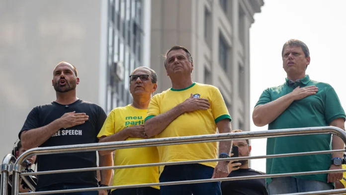 bolsonarismo-vibrou-com-trump,-culpou-lula-e-agora-racha-sobre-tarifaco;-entenda