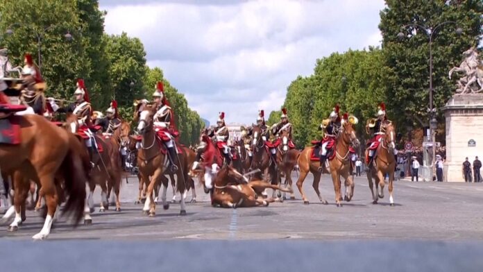 tombo-de-cavalo-e-soldado-sangrando-roubam-a-cena-em-desfile-no-dia-da-bastilha-na-franca;-video tombo-de-cavalo-e-soldado-sangrando-roubam-a-cena-em-desfile-no-dia-da-bastilha-na-franca;-video