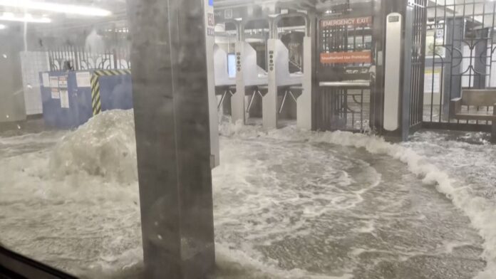 agua-de-esgoto-invade-metro-de-nova-york-durante-tempestade;-video agua-de-esgoto-invade-metro-de-nova-york-durante-tempestade;-video