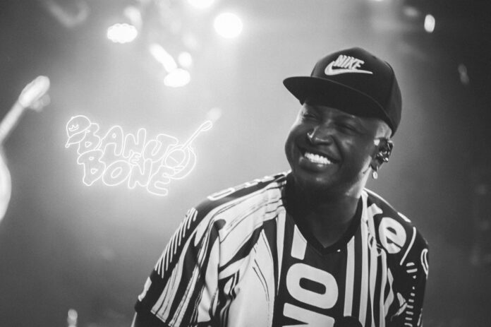 thiaguinho-se-divide-entre-tres-turnes-e-comenta-ansiedade-para-ser-pai:-‘momento-mais-especial’