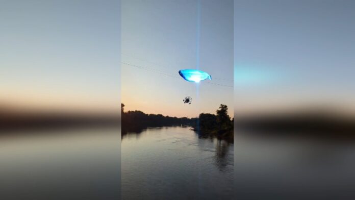 video-mostra-descarga-eletrica-e-queda-de-paramotor-apos-piloto-bater-em-fios-nos-eua