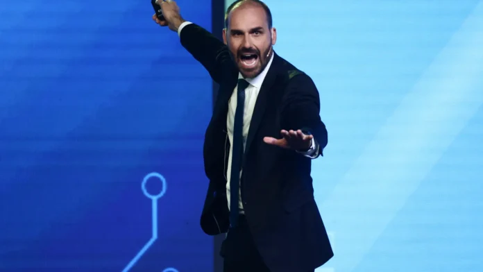 eduardo-bolsonaro-celebra-punicao-a-moraes-e-diz:-“mais-por-vir”