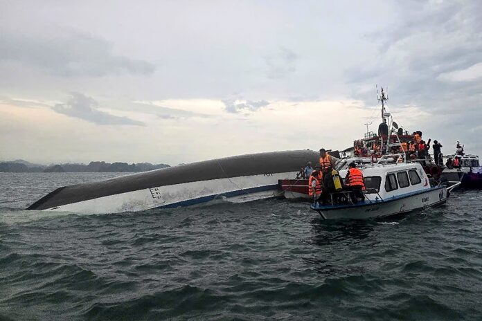 barco-turistico-vira-durante-tempestade-e-deixa-dezenas-de-mortos-no-vietna