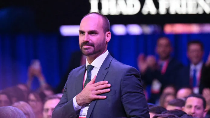 ‘moraes-nao-pode-fazer-nada”-diz-eduardo-bolsonaro-ao-lado-de-‘chefe-dos-embaixadores’-dos-eua ‘moraes-nao-pode-fazer-nada”-diz-eduardo-bolsonaro-ao-lado-de-‘chefe-dos-embaixadores’-dos-eua