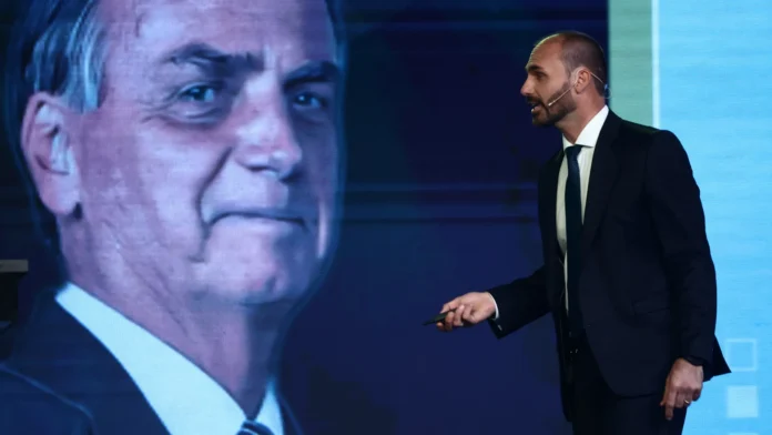 alexandre-de-moraes-bloqueia-contas,-bens-e-pix-de-eduardo-bolsonaro