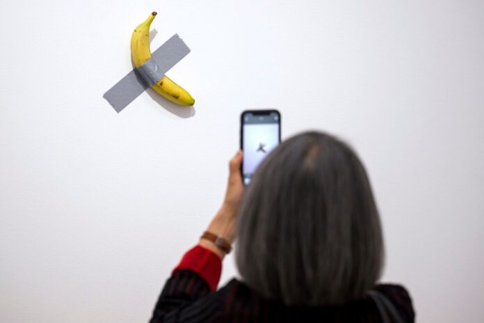 visitante-come-banana-de-obra-de-arte-avaliada-em-us$-6-milhoes-em-museu-na-franca