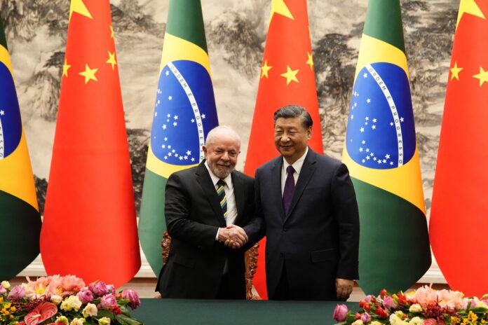 e-#fake-foto-de-lula-beijando-as-maos-de-xi-jinping;-imagem-foi-criada-com-inteligencia-artificial e-#fake-foto-de-lula-beijando-as-maos-de-xi-jinping;-imagem-foi-criada-com-inteligencia-artificial