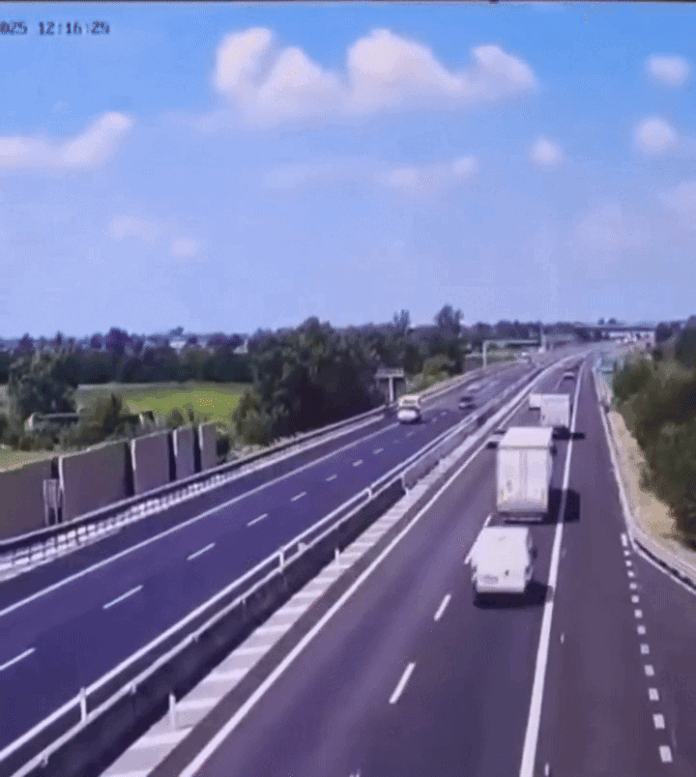 acidente-aereo-deixa-2-mortos-na-italia;-video-mostra-ultraleve-caindo-no-meio-de-estrada