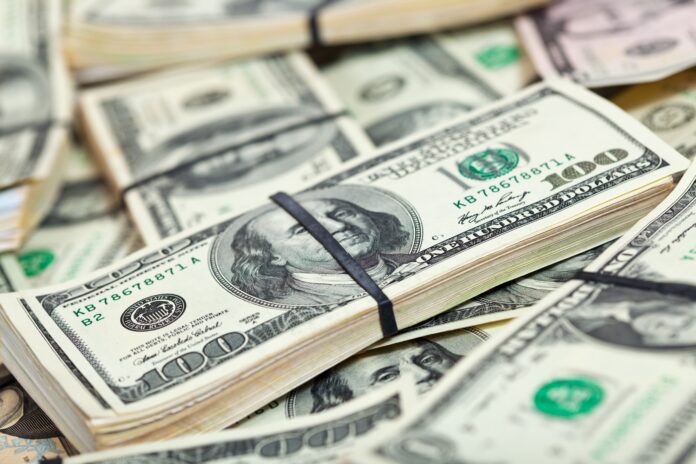 dolar-abre-em-alta,-de-olho-em-possivel-acordo-entre-eua-e-uniao-europeia