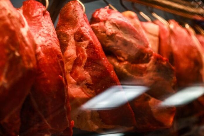 com-o-tarifaco,-brasil-corre-risco-de-perder-us$-1-bilhao-em-2025-na-venda-de-carne-bovina-aos-eua com-o-tarifaco,-brasil-corre-risco-de-perder-us$-1-bilhao-em-2025-na-venda-de-carne-bovina-aos-eua
