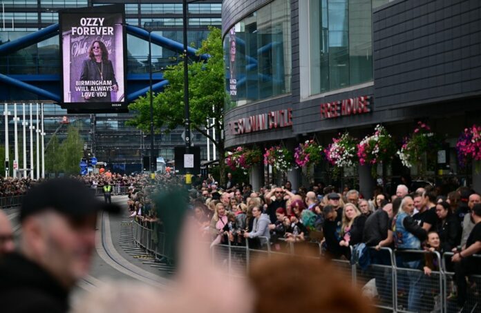 ozzy-osbourne:-veja-fotos-do-funeral-nas-ruas-de-birmingham,-na-inglaterra