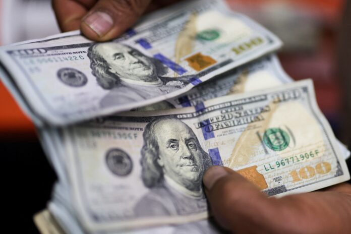 dolar-passa-a-cair,-de-olho-em-novas-tarifas-de-trump-e-dados-de-emprego-nos-eua;-ibovespa-sobe