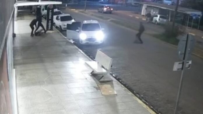 turista-do-rs-e-assaltada-no-uruguai;-video-mostra-ataque turista-do-rs-e-assaltada-no-uruguai;-video-mostra-ataque