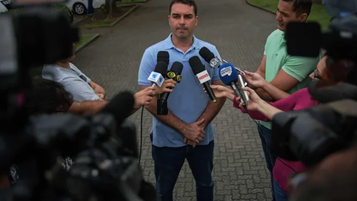 flavio-vai-pedir-a-moraes-para-visitar-bolsonaro-em-prisao-domiciliar