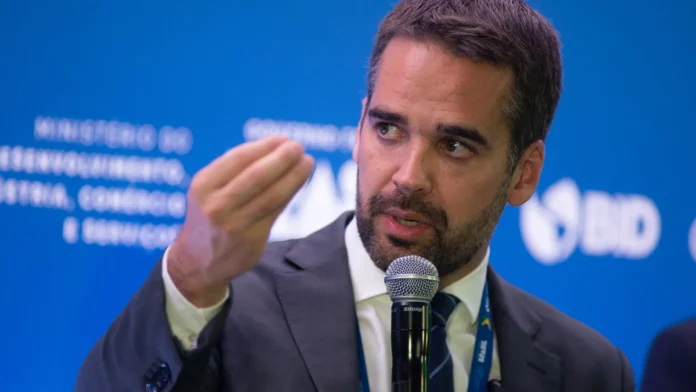 responsabilidade-maior-por-tarifaco-de-trump-e-da-familia-bolsonaro,-diz-eduardo-leite