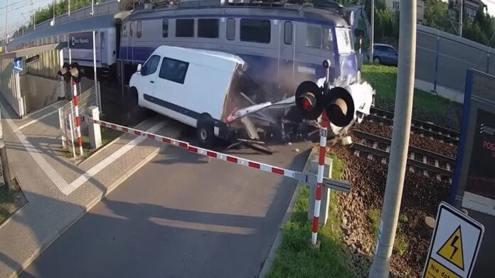 video-flagra-van-sendo-destruida-ao-ser-atropelada-por-trem-na-polonia